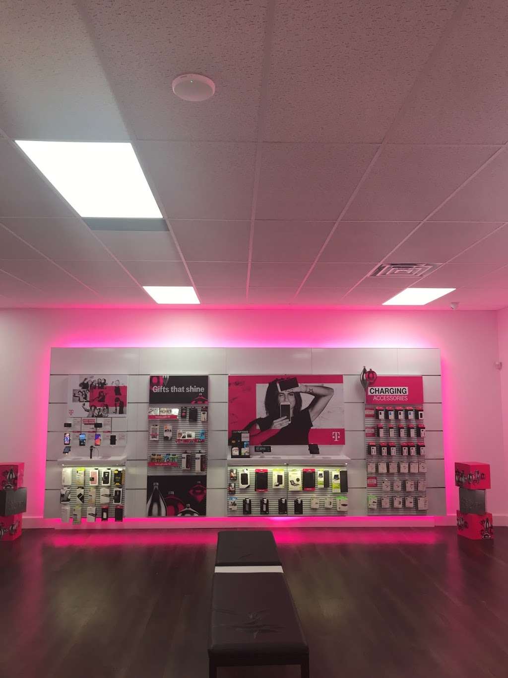 T-Mobile | 492 Town Center Dr, Mooresville, IN 46158, USA | Phone: (317) 584-6329