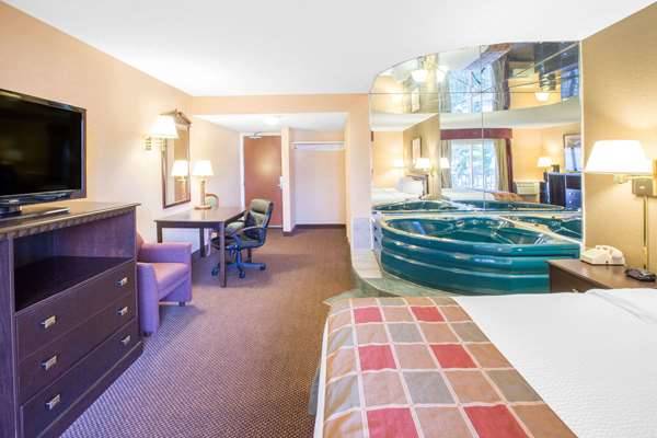 Days Inn by Wyndham Toledo | 1800 Miami St, Toledo, OH 43605, USA | Phone: (419) 666-5120