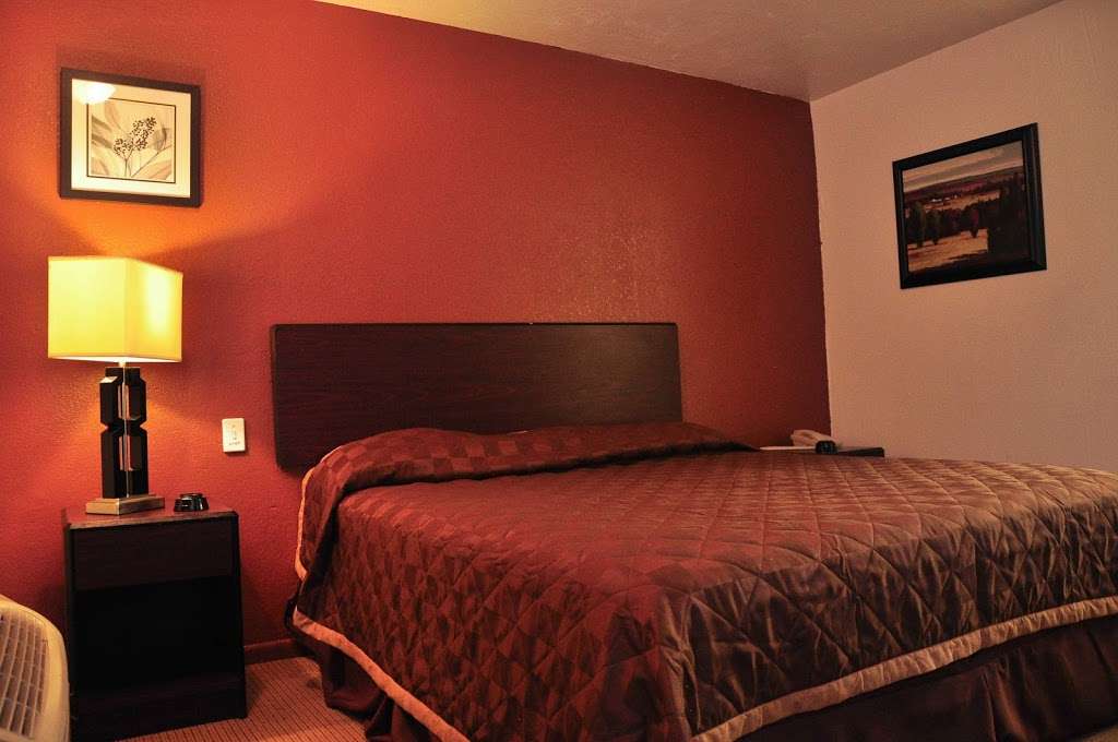 Luxury Inn | 5606 S R L Thornton Fwy, Dallas, TX 75232, USA | Phone: (214) 371-0727