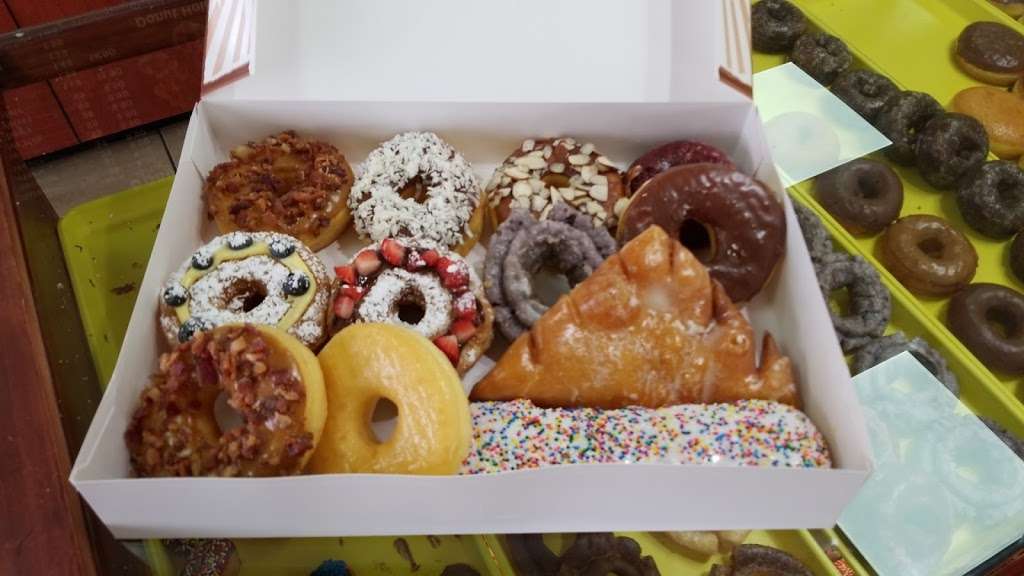 Mr Donuts | 1704 S Chambers Rd, Aurora, CO 80017, USA | Phone: (303) 745-0255