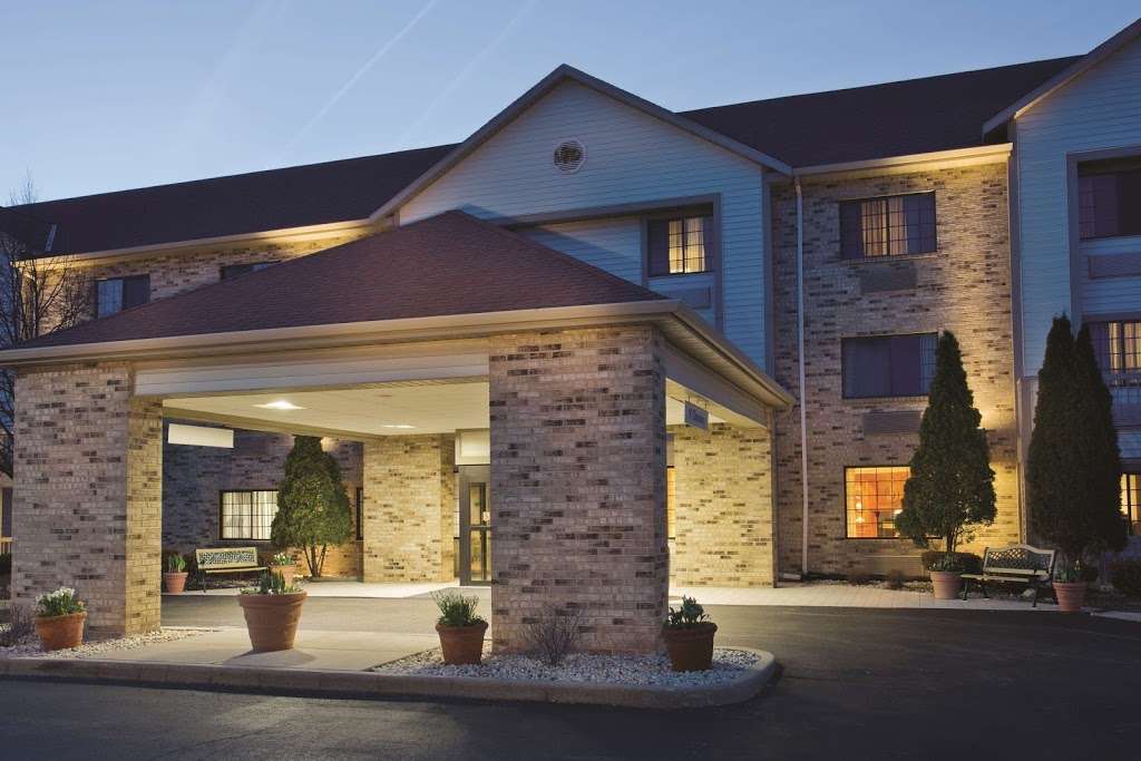 La Quinta Inn & Suites by Wyndham Milwaukee Delafield | 2801 Hillside Dr, Delafield, WI 53018, USA | Phone: (262) 395-1162