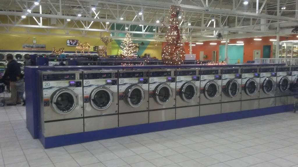 Indyland II Laundromat | 6125 E 38th St, Indianapolis, IN 46226, USA | Phone: (317) 983-0640