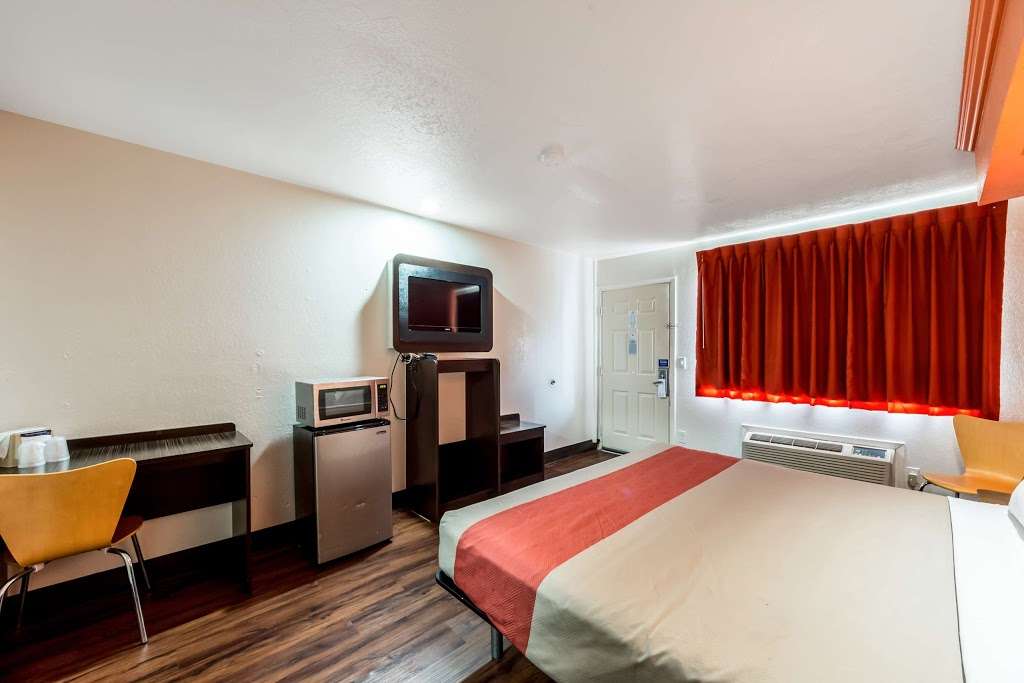 Motel 6 San Antonio - Splashtown | 3370 IH 35 N, San Antonio, TX 78219, USA | Phone: (210) 271-3100