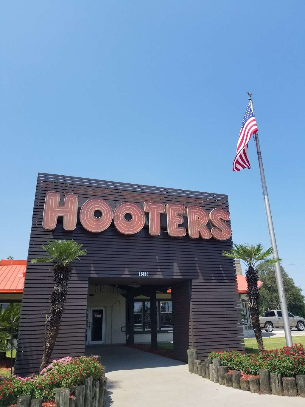 Hooters | 1818 NASA Road 1, Seabrook, TX 77586, USA | Phone: (281) 474-4629