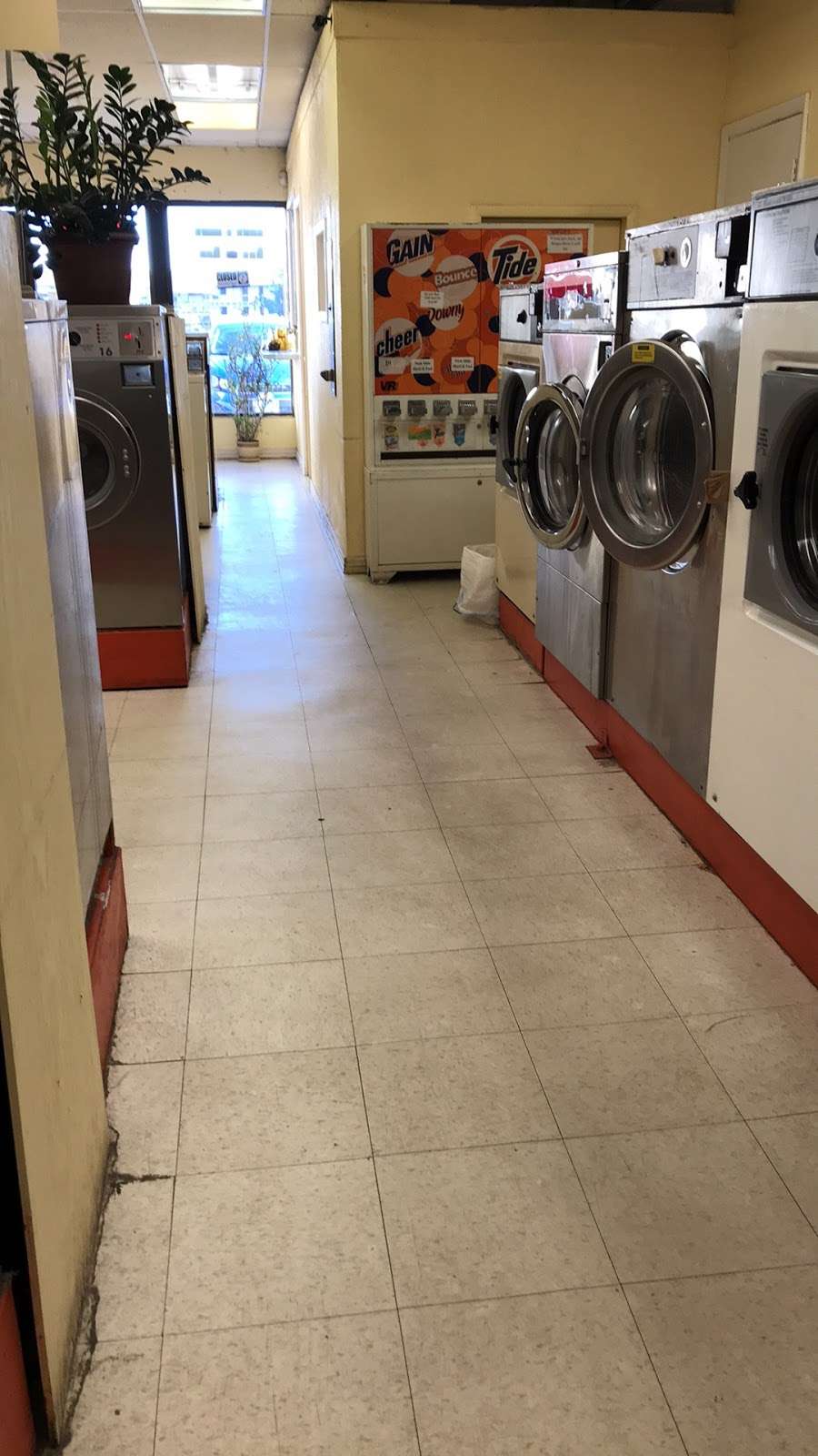 Hampden west laundromat | 9814 W Girton Dr, Lakewood, CO 80123, USA | Phone: (303) 988-8085