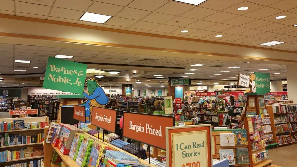 Barnes & Noble - book store  | Photo 4 of 10 | Address: 19120 East 39th Street South, Commons, Independence, MO 64057, USA | Phone: (816) 795-9878