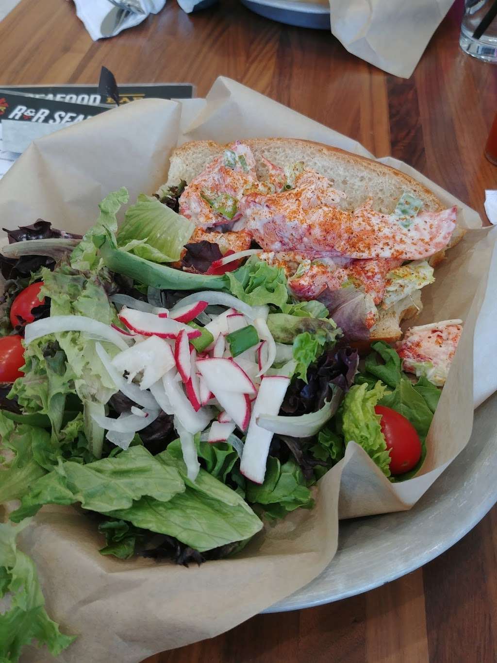 R&R Seafood Bar | 7060 Friendship Rd, Baltimore, MD 21240, USA | Phone: (443) 883-3752