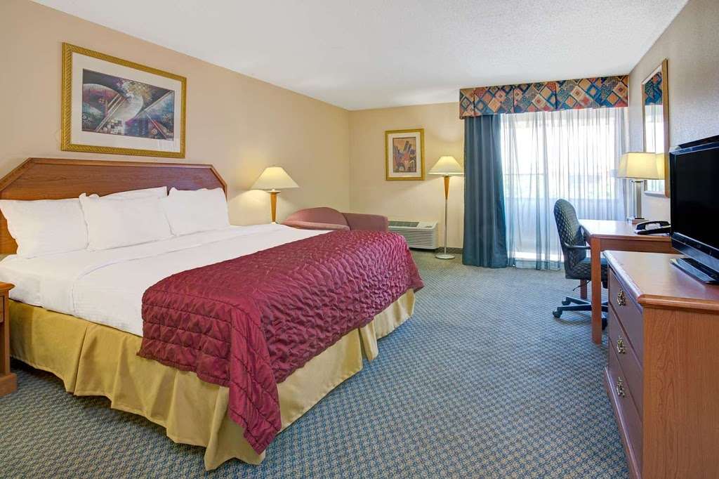 Baymont by Wyndham Florida Mall | 8820 S Orange Blossom Trail, Orlando, FL 32809, USA | Phone: (407) 680-2375