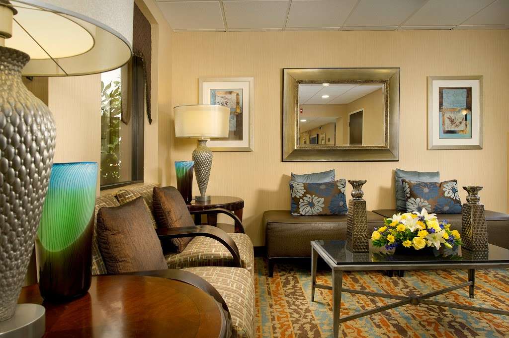 Holiday Inn Express Fairfax-Arlington Boulevard | 10327 Fairfax Blvd, Fairfax, VA 22030 | Phone: (703) 359-2888