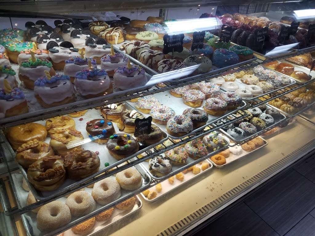 Rainbow Donuts | 2025 San Pablo Ave, Berkeley, CA 94702, USA | Phone: (510) 644-2029