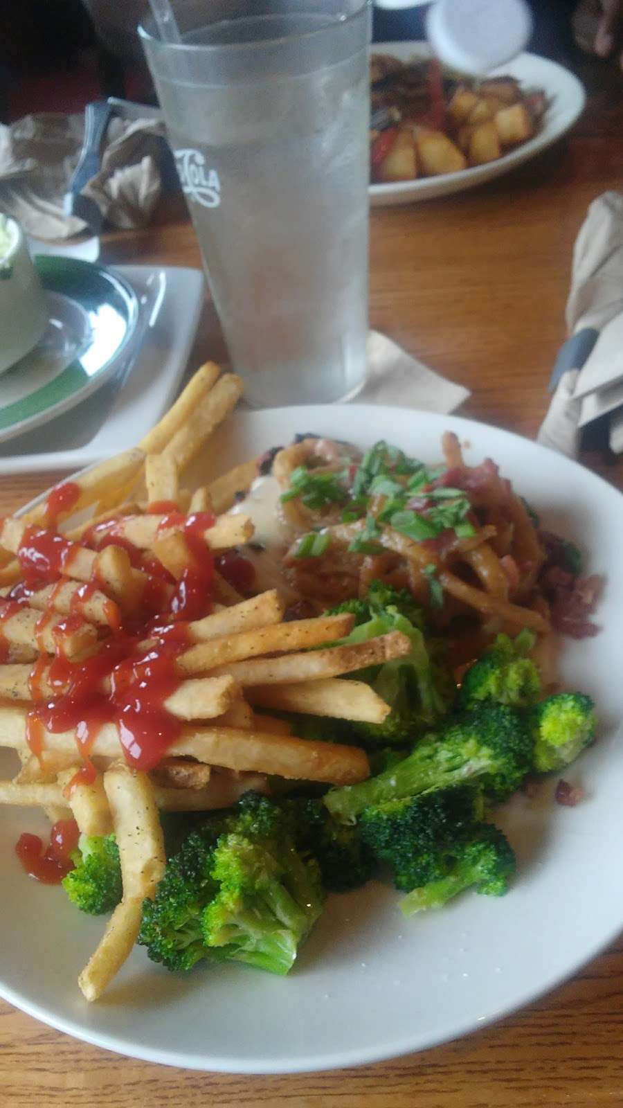 Applebees Grill + Bar | 4181 Sterling Ave, Kansas City, MO 64133, USA | Phone: (816) 356-4171