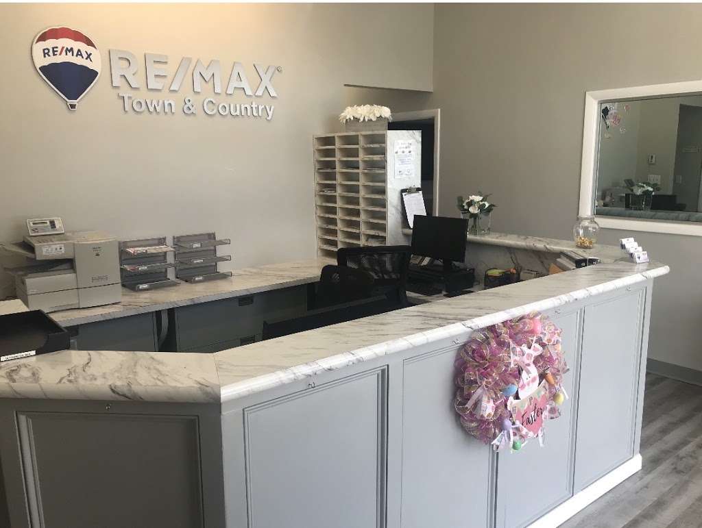 RE/MAX Town and Country | 2081 Diamond Hill Rd #5123, Cumberland, RI 02864, USA | Phone: (401) 333-0020