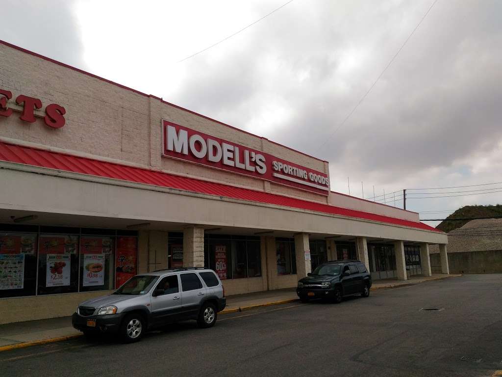 Modells Sporting Goods | West Shore Plaza 1801 South Avenue B, Staten Island, NY 10314, USA | Phone: (718) 698-8900