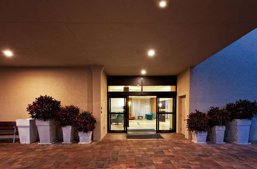 Holiday Inn Express & Suites Oceanfront Daytona Beach Shores | 3301 S Atlantic Ave, Daytona Beach Shores, FL 32118, USA | Phone: (386) 767-1711