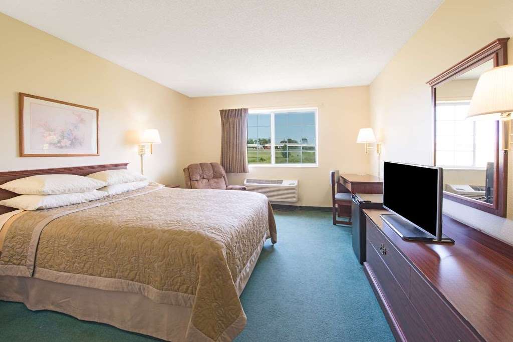 Super 8 by Wyndham Richmond | 888 Slumber Ln, Richmond, MO 64085, USA | Phone: (816) 776-8008