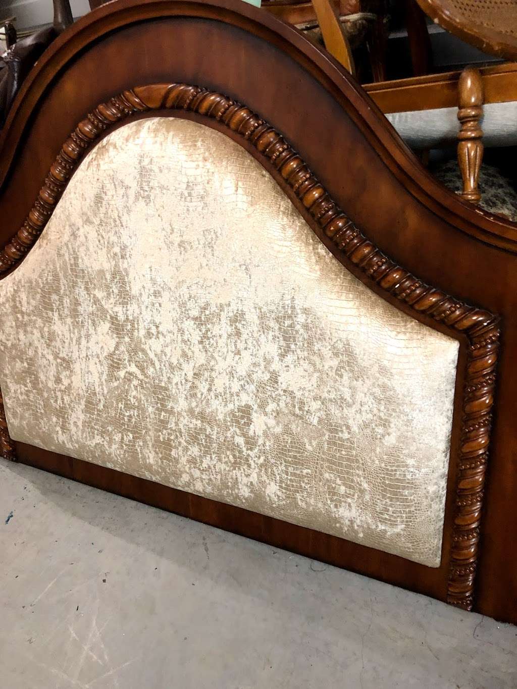 The Upholstered House LLC | 8001 McHard Rd STE 1, Houston, TX 77053 | Phone: (832) 982-0133