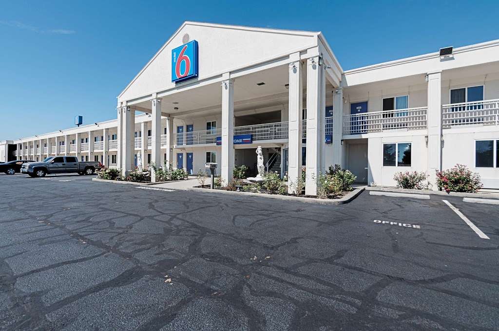 Motel 6 Martinsburg WV | 5595 Hammonds Mill Rd, Martinsburg, WV 25404 | Phone: (304) 274-2181