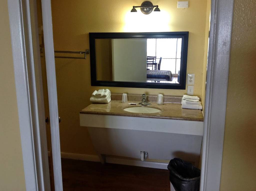 Sea Shell Inn Motel - Corpus Christi Beach | 202 Kleberg Pl, Corpus Christi, TX 78402, USA | Phone: (361) 888-5391