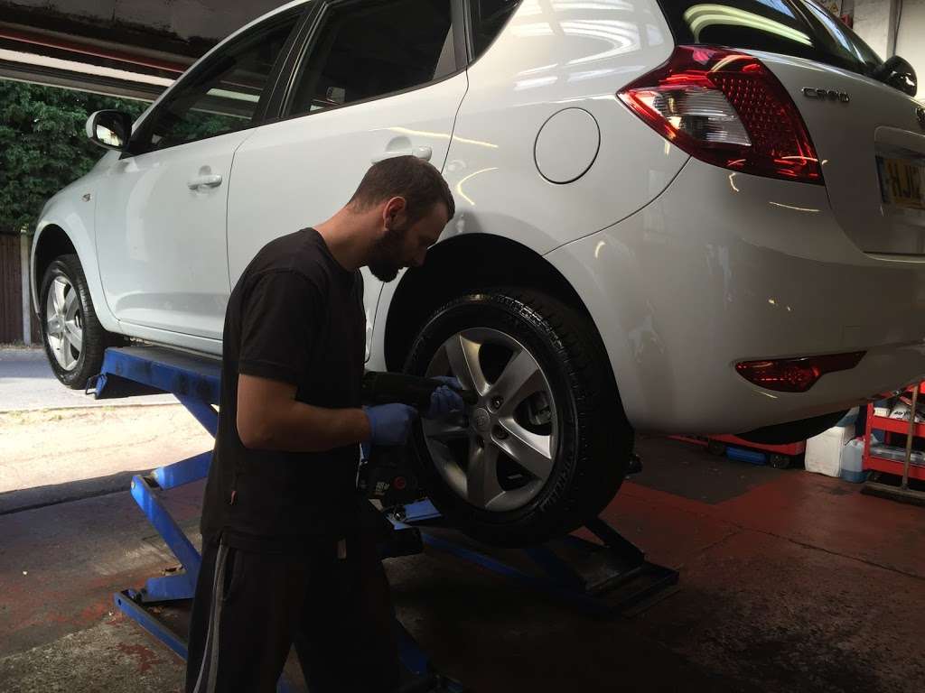 Hollytree Vehicle Services LTD - MOT Testing & Repairs | Hollytree Dr, Higham, Rochester ME3 7EA, UK | Phone: 01474 822552