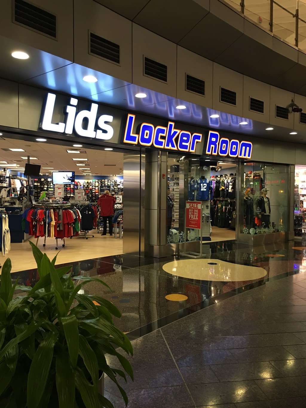 Lids Locker Room | 7800 Col. H. Weir Cook Memorial Dr #3D, Indianapolis, IN 46241 | Phone: (317) 481-5881