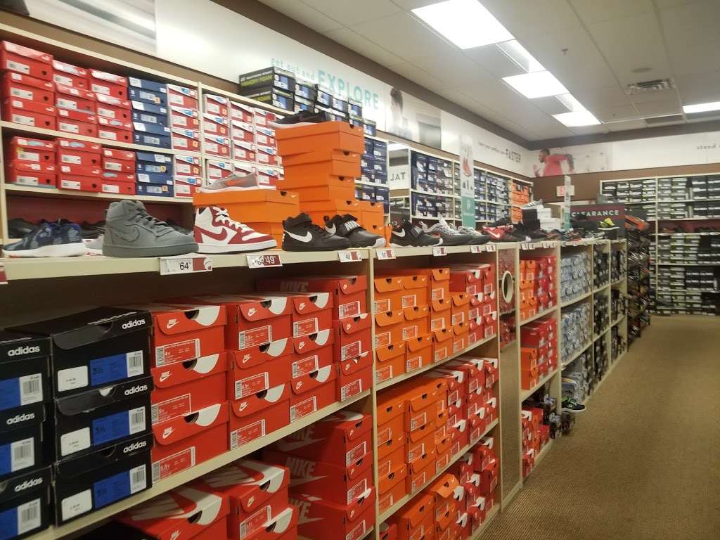 Famous Footwear | 3571 Hempstead Turnpike, Levittown, NY 11756, USA | Phone: (516) 688-6220