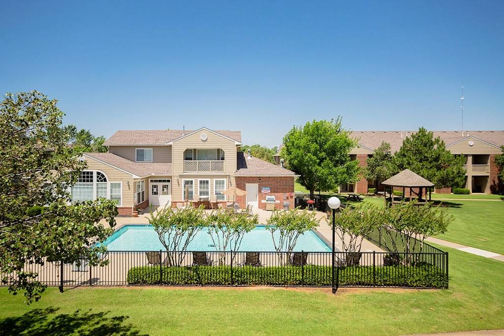 Rosewood Manor Apartments | 800 S Kelly Ave, Edmond, OK 73003, USA | Phone: (405) 334-4614