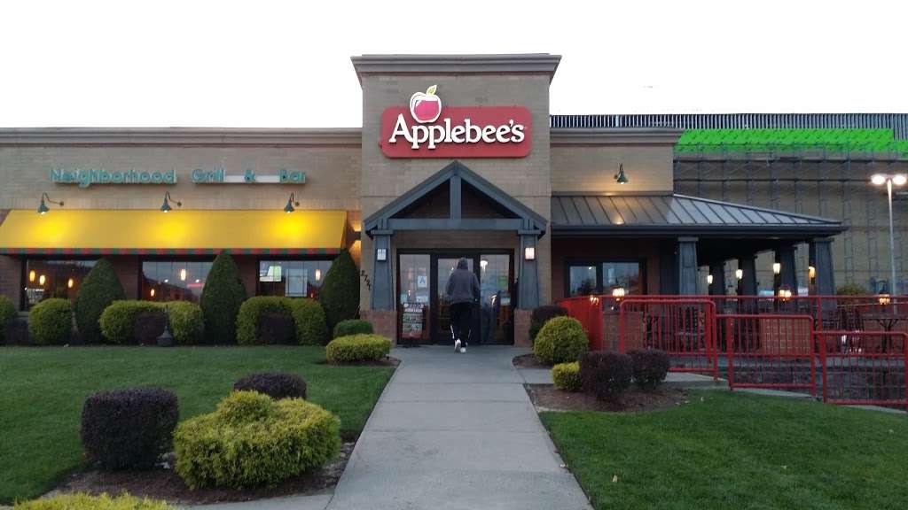 Applebees Grill + Bar | 2720 Veterans Road West, Staten Island, NY 10309, USA | Phone: (718) 943-1200