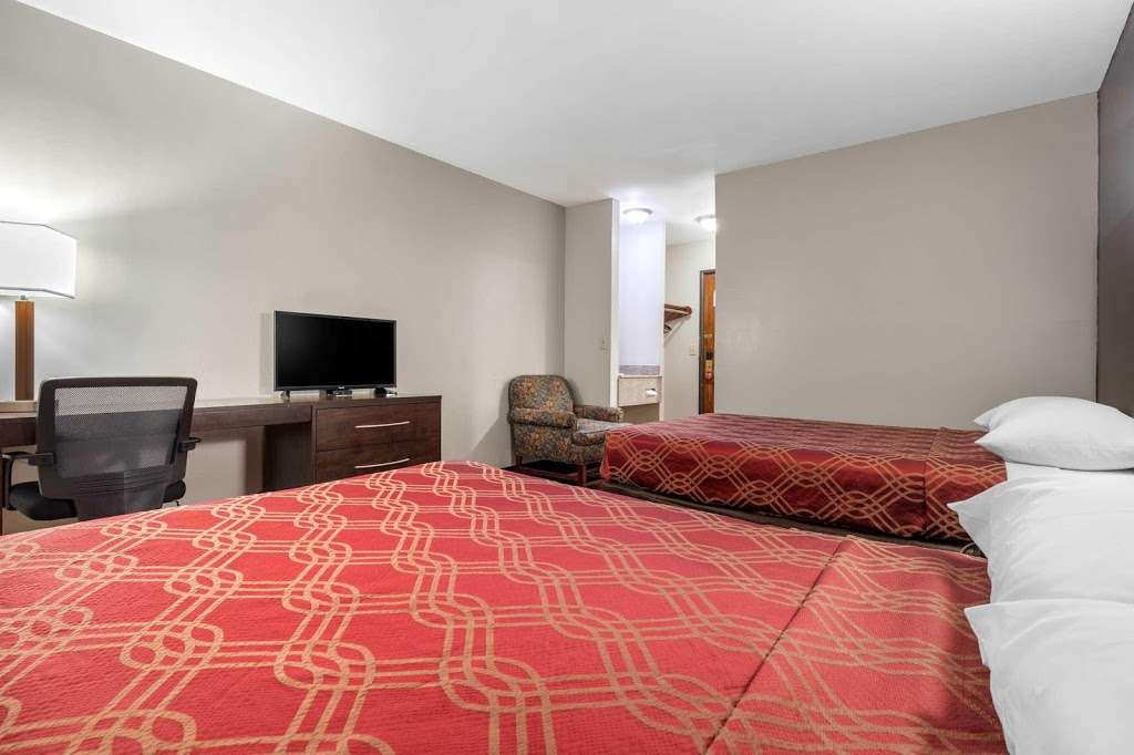 Econo Lodge Milwaukee Airport | 6541 South 13th Street, Milwaukee, WI 53221 | Phone: (414) 764-2510