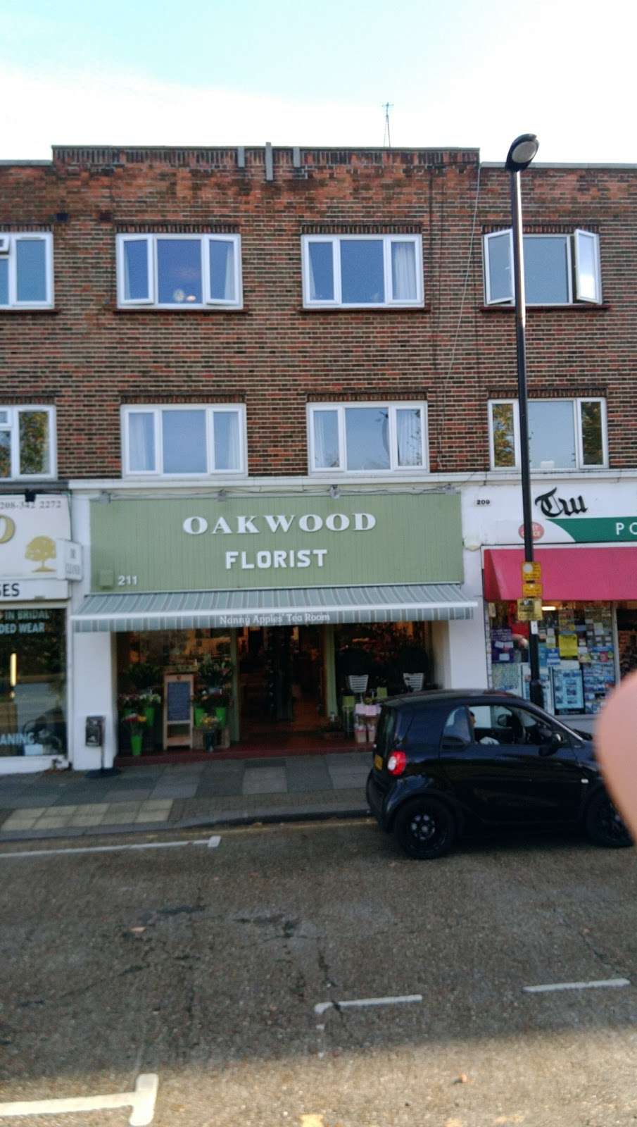 Oakwood Florist Ltd | 211 Bramley Rd, London N14 4XA, UK | Phone: 020 8363 0717