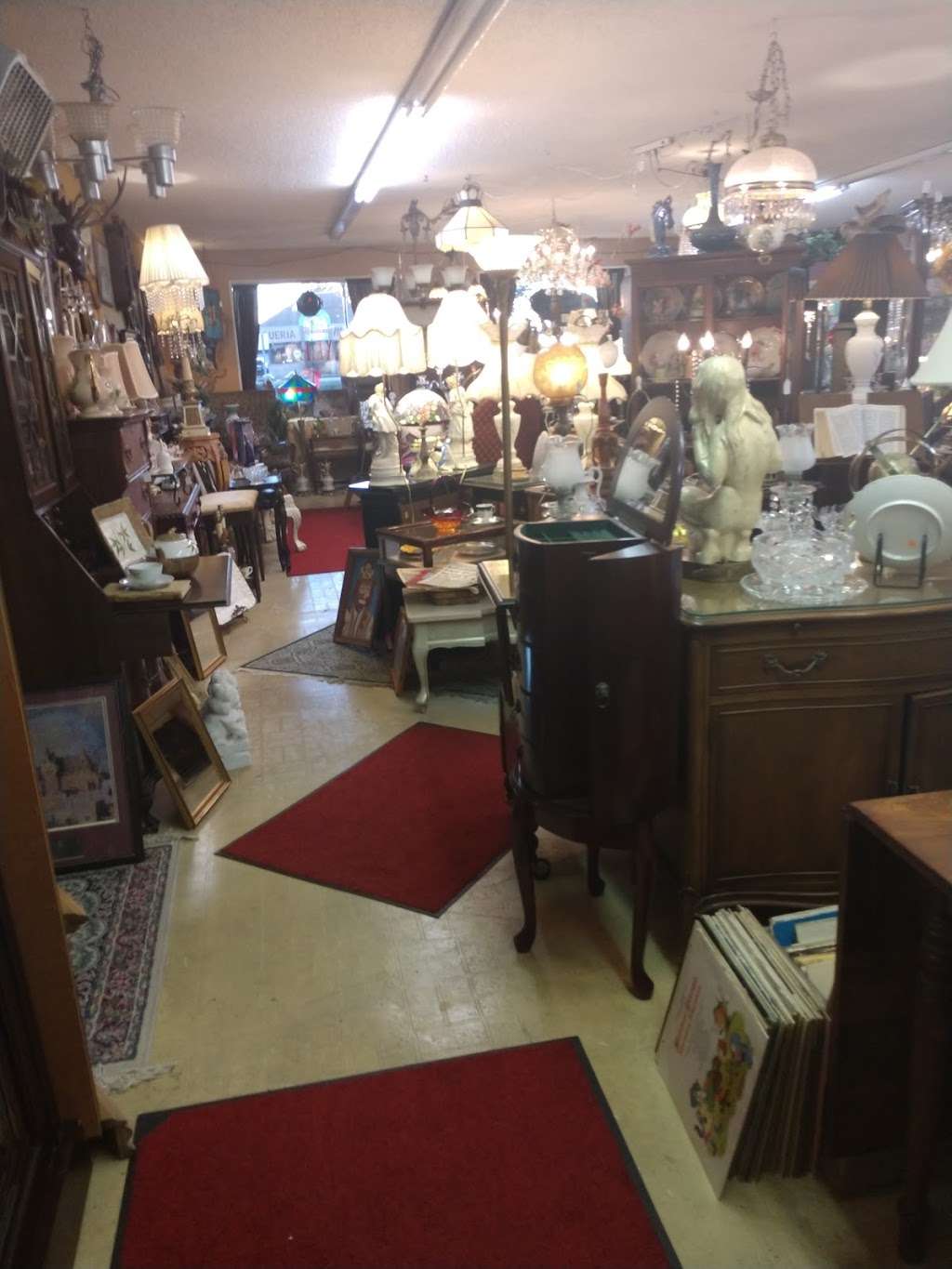 Antiques & Decor | 3202 S Main St, Stafford, TX 77477, USA | Phone: (281) 499-9669