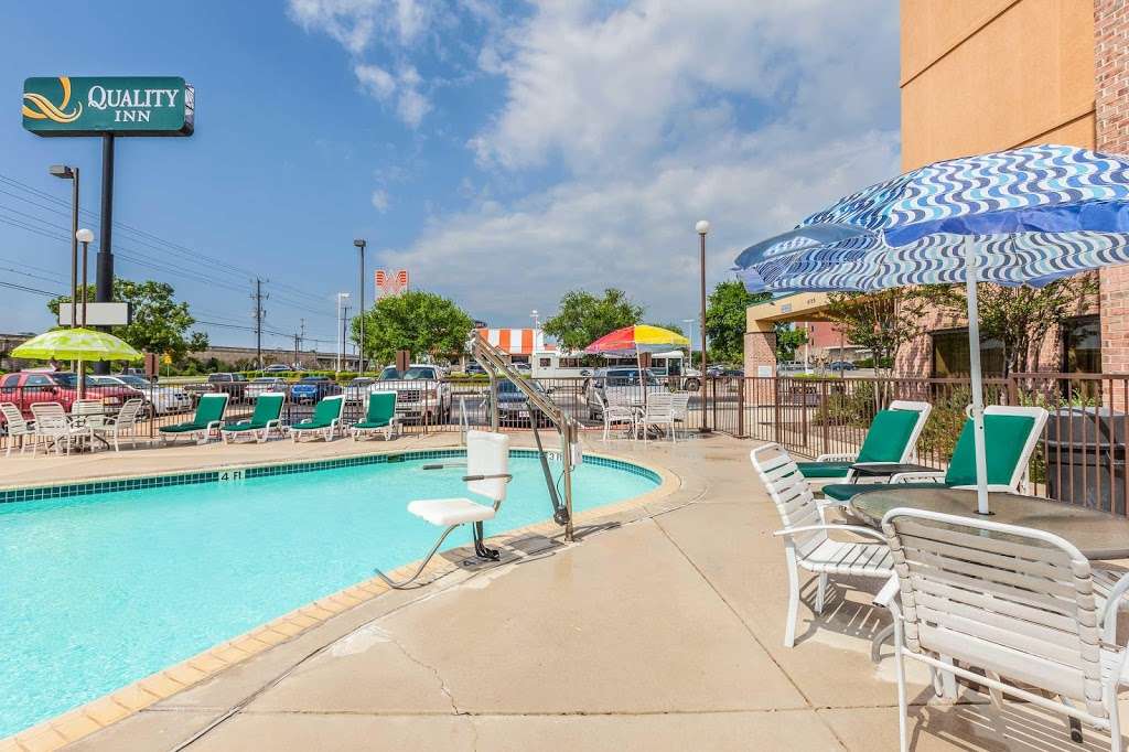 Quality Inn San Antonio Fiesta at Six Flags | 6755 N Loop 1604 W, San Antonio, TX 78249, USA | Phone: (210) 696-4766