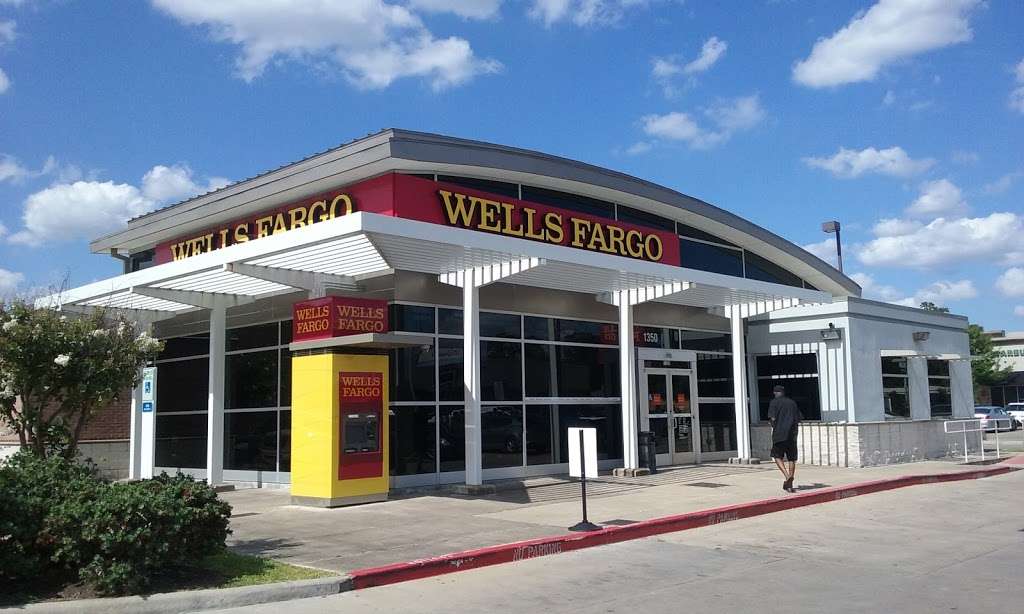 Wells Fargo Bank | 1350 W 43rd St, Houston, TX 77018, USA | Phone: (713) 680-0640