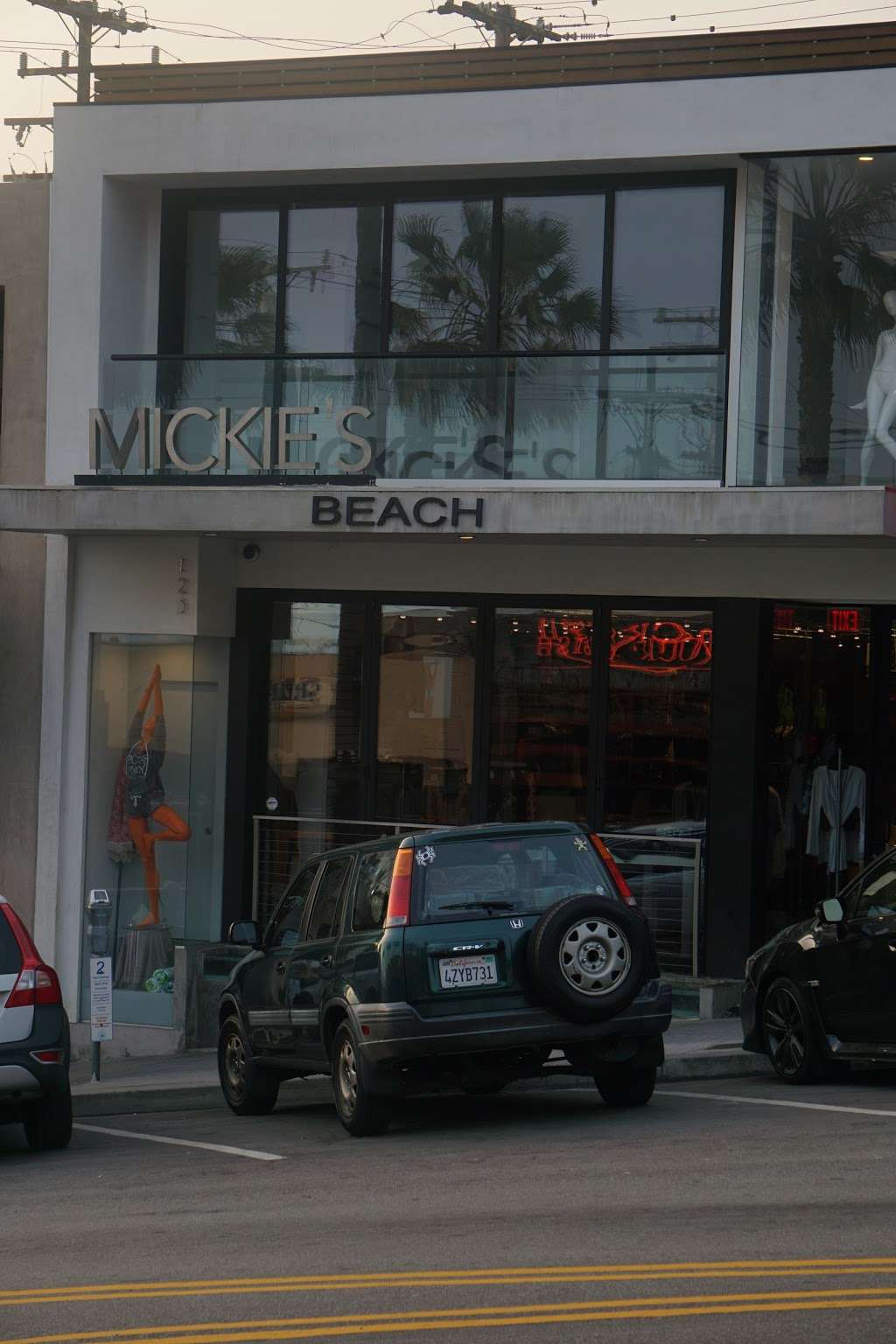 Mickies Beach | 125 Manhattan Beach Blvd, Manhattan Beach, CA 90266, USA | Phone: (310) 546-3892