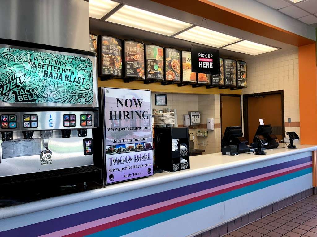 Taco Bell | 1000 S Kennedy Dr, Carpentersville, IL 60110 | Phone: (847) 426-5743