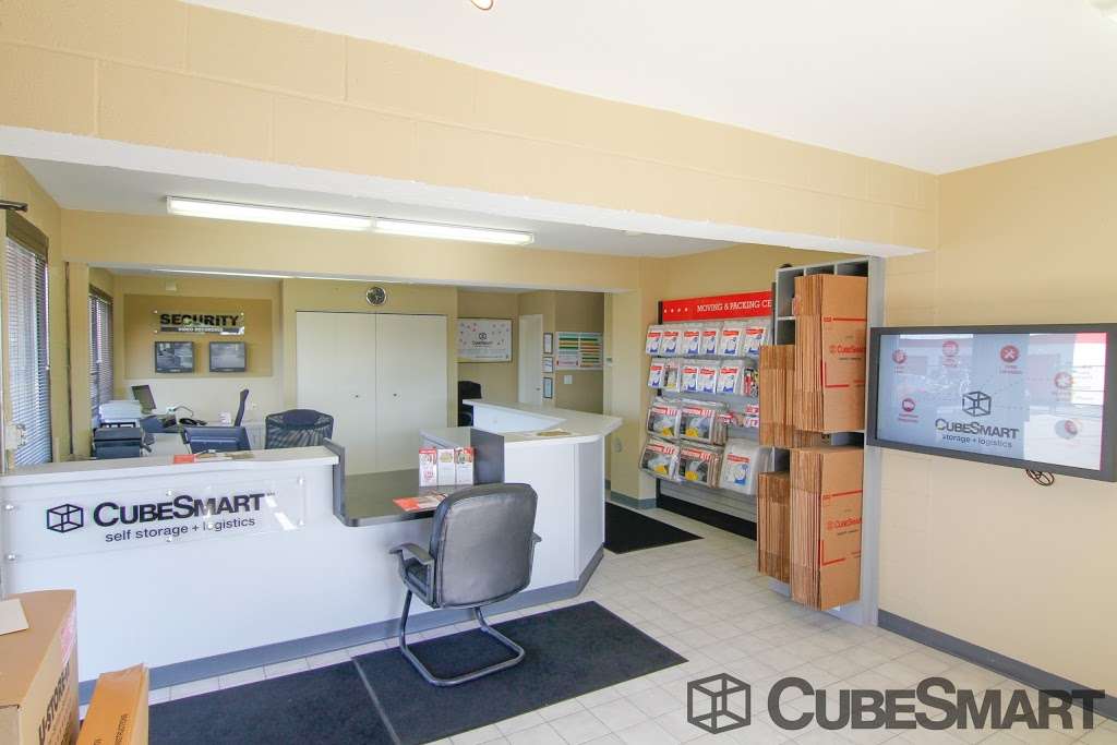 CubeSmart Self Storage | 665 S Green Bay Rd, Waukegan, IL 60085, USA | Phone: (847) 336-2244