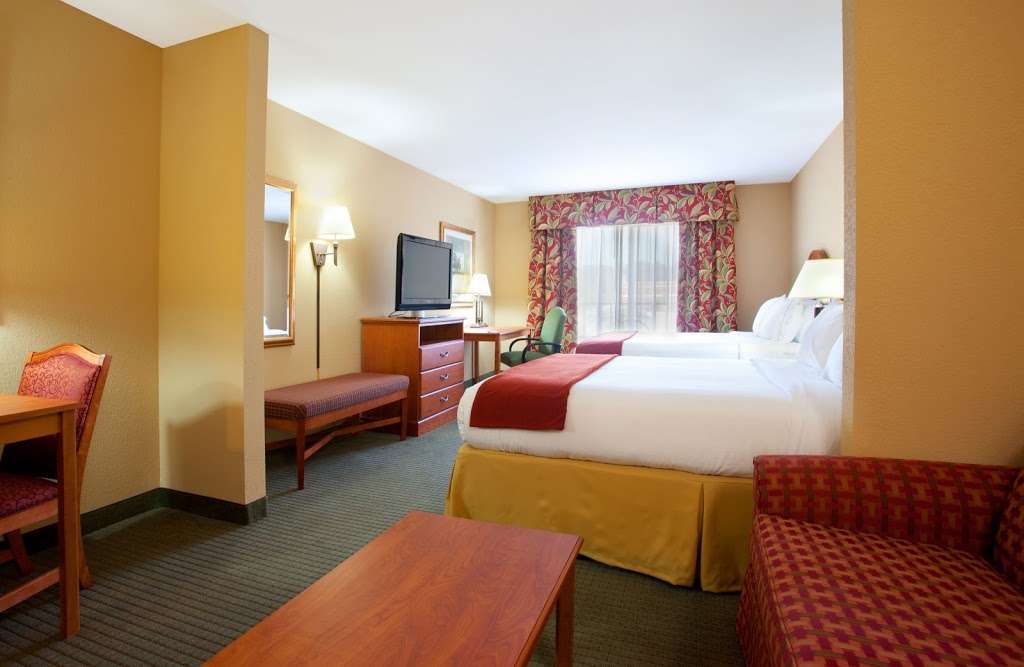 Holiday Inn Express & Suites Lake Zurich-Barrington | 197 S Rand Rd, Lake Zurich, IL 60047, USA | Phone: (847) 726-7500