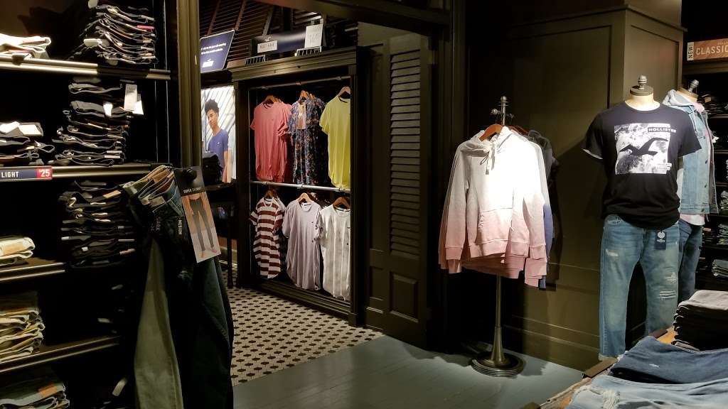 Hollister Co. | 1025 Westminster Mall, Westminster, CA 92683, USA | Phone: (714) 892-1474