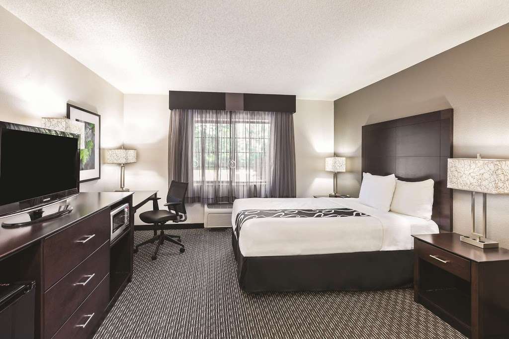 La Quinta Inn & Suites by Wyndham Milwaukee Delafield | 2801 Hillside Dr, Delafield, WI 53018, USA | Phone: (262) 395-1162