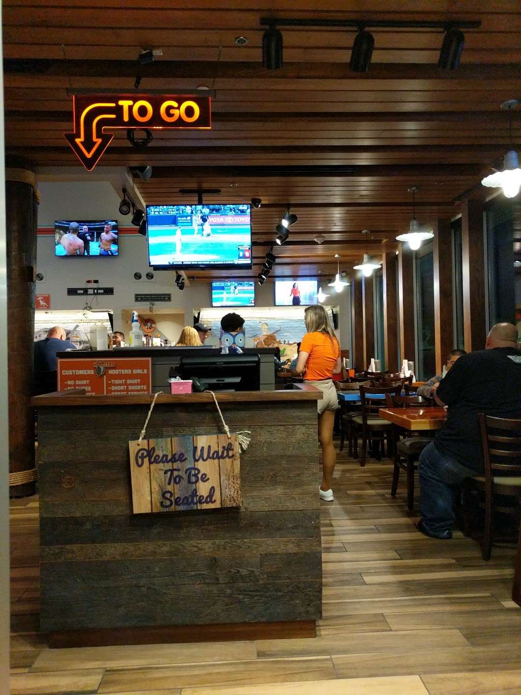 Hooters | 15838 South Fwy, Pearland, TX 77584 | Phone: (713) 436-0108