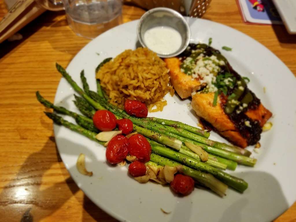 Chilis Grill & Bar | 2820 US-34, Oswego, IL 60543, USA | Phone: (630) 554-1536