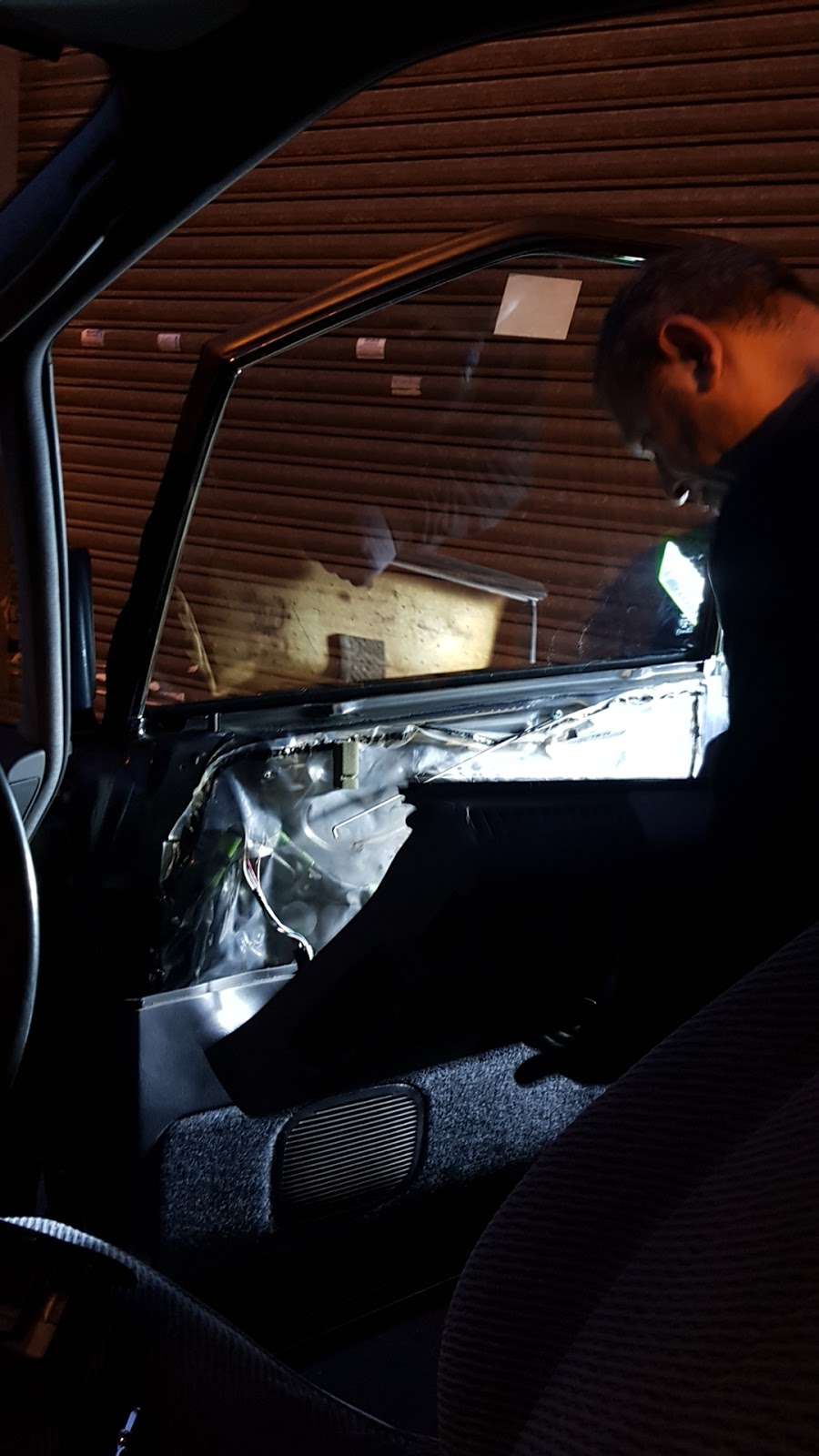 cheap car glass / windscreen | 4 Jackman Mews, London NW2 7AU, UK | Phone: 020 3875 3435