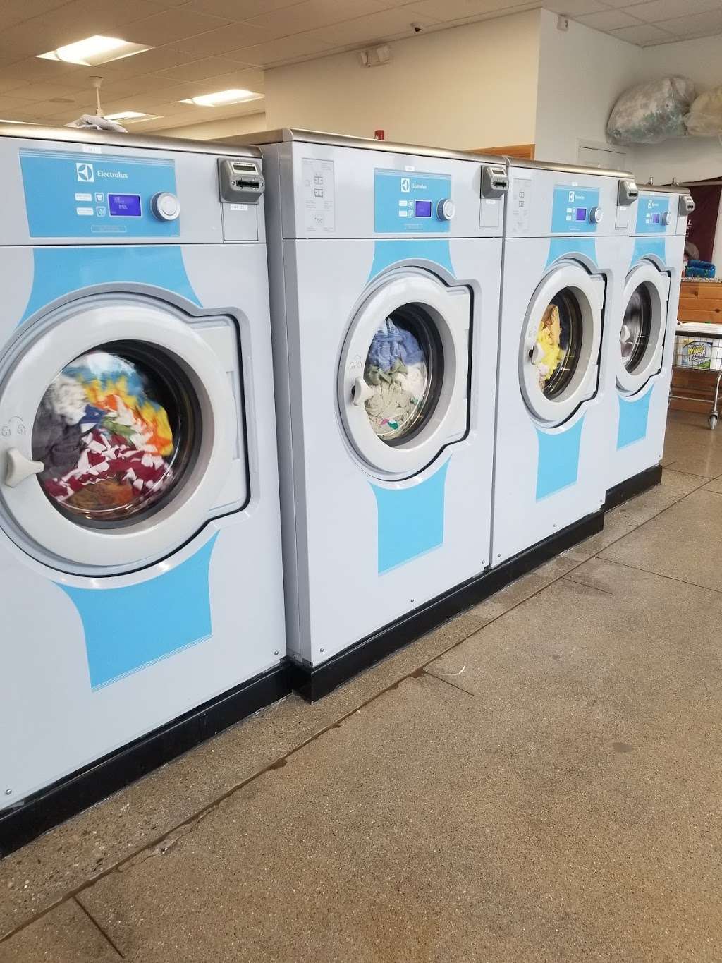 Royal Laundromat | 6621 W Broadway #400, McCordsville, IN 46055, USA | Phone: (317) 336-5230