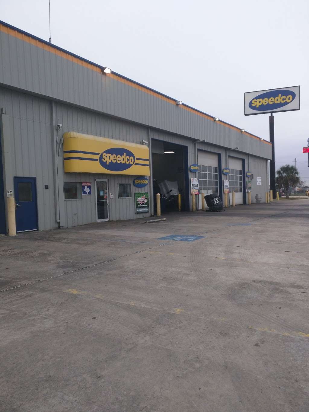 Speedco Truck Lube and Tires | 2110 East Fwy, Baytown, TX 77521, USA | Phone: (281) 424-7267