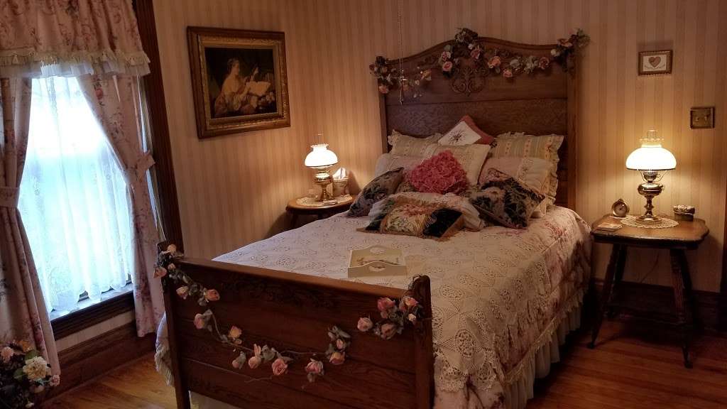 Stone-Yancey House Bed and Breakfast | 421 N Lightburne St, Liberty, MO 64068 | Phone: (816) 415-0066