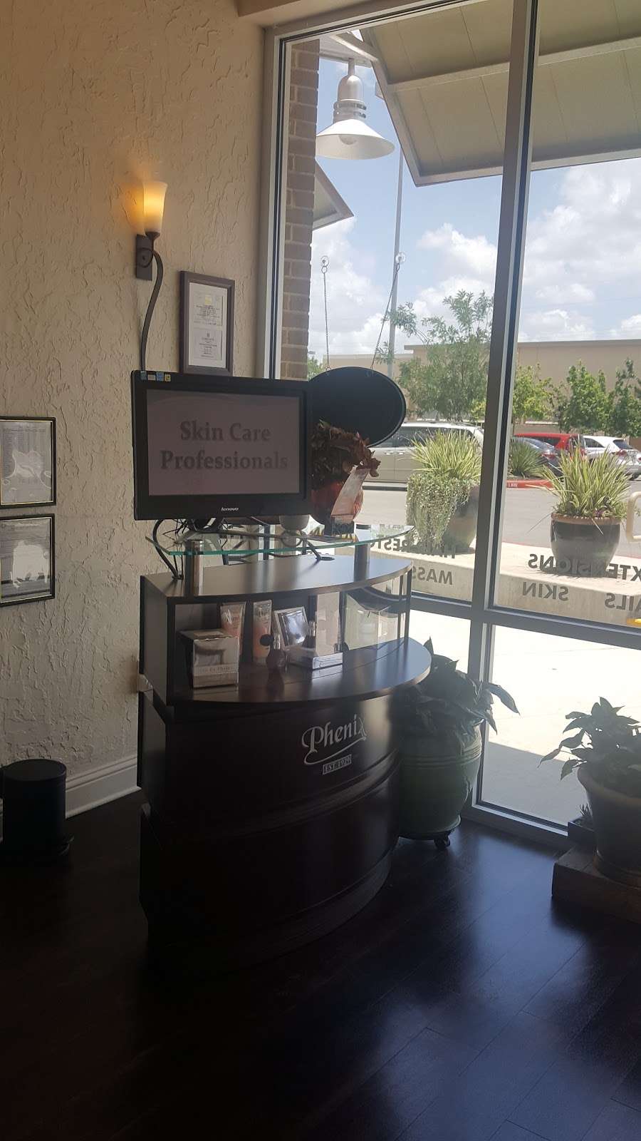 Di Elegante Skin & Beauty Clinique | 1231 Austin Hwy, Suite #114, (Inside the Phenix Suites, near Target), San Antonio, TX 78209, USA | Phone: (210) 595-9348