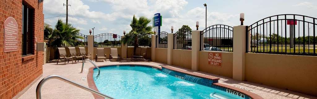 Holiday Inn Express & Suites La Porte | 908 W G St, La Porte, TX 77571 | Phone: (281) 842-9888