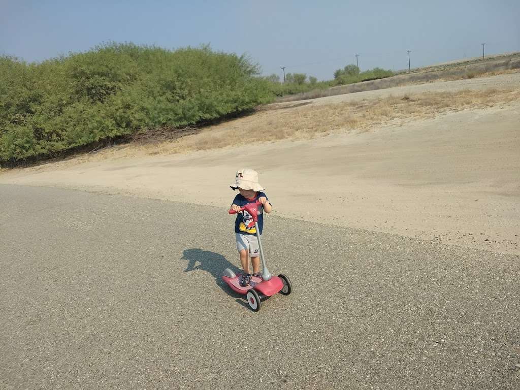 Kern River Bike Path parking area | Unnamed Road, Bakersfield, CA 93311, USA