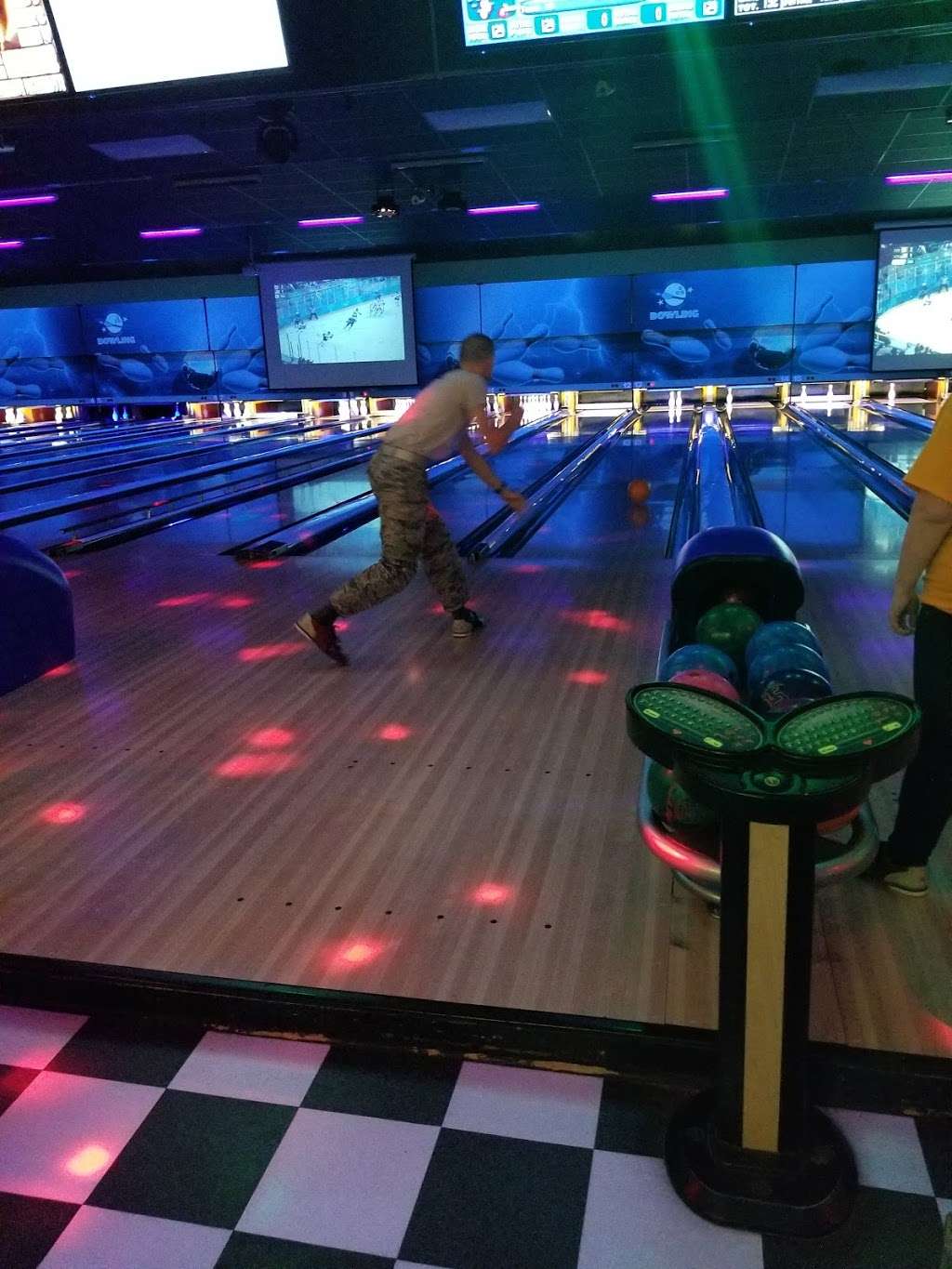 Skylark Bowling Center | 6476, 1610 Luke Blvd, San Antonio, TX 78236 | Phone: (210) 671-1234