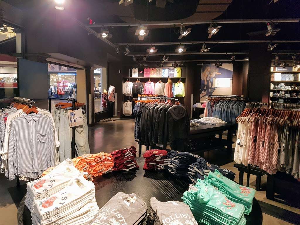 Hollister Co. Outlet - 3000 Grapevine Mills Pkwy, Grapevine, TX 76051