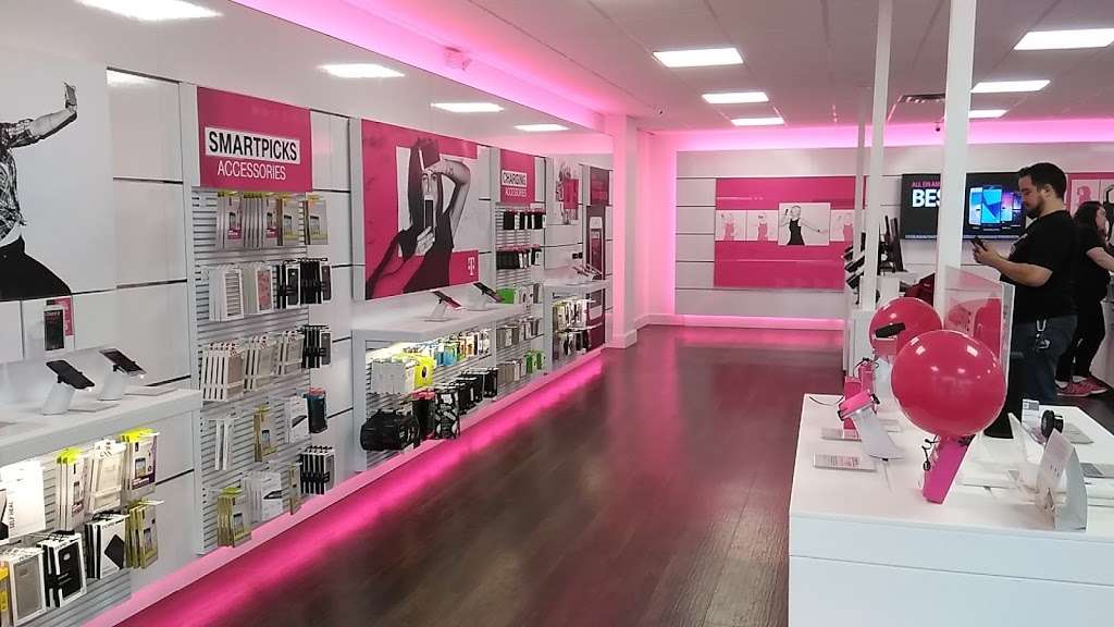 T-Mobile | 1865 N Garland Ave, Garland, TX 75040, USA | Phone: (972) 212-4316